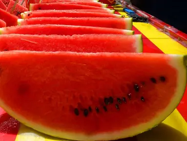 Semangka adalah buah yang paling banyak mengandung air dan memiliki tingkat hidrasi 92 persen. Sehingga semangka memang sangat baik untuk menghindari tubuh dari dehidrasi. (AFP PHOTO / SABAH ARAR)
