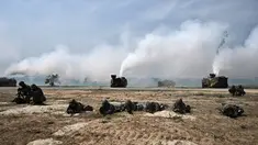 Marinir Korea Selatan mengamankan pantai selama latihan pendaratan amfibi sebagai bagian dari latihan bersama Cobra Gold di pesisir provinsi Chonburi Thailand pada 3 Maret 2023. Cobra Gold tahun ini akan menjadi yang pertama melatih personel tentang bencana luar angkasa yang dapat membahayakan sistem komunikasi satelit. (AFP/Lillian Suwanrumpha)