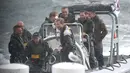 Pangeran Harry menaiki sebuah kapal boat di bawah rintikan hujan, usai menghadiri jumpa pers di Sydney Harbour di Australia, (7/6). Invictus Games merupakan pekan olahraga internasional yang dibuat oleh Pangeran Harry. (AP Photo/Rick Rycroft)
