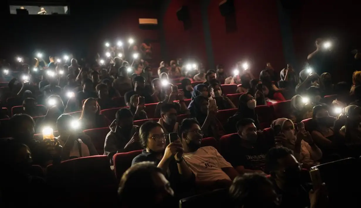 Studio Matahari Singosaren kemudian menjadi bioskop papan atas, lebih mahal ketimbang bioskop Solo Theatre di Sriwedari dan Fajar Baru. Pada 2005, bioskop Grand 21 hadir di Solo. Pamor Studio sebagai bioskop papan atas pun meredup. Minggu (24/8/2022), bioskop Studio kembali bersinar berkat kedatangan para bintang Pengabdi Setan 2: Communion seperti Ratu Felisha, Jourdy Pranata, Fachri Albar, Kiki Narendra, dan Endy Arfian. (Foto: Dok. Poplicist)