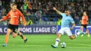 Striker Manchester City, Gabriel Jesus berusaha mencetak go ke gawang Shakhtar Donetsk pada laga pertama Grup C Liga Champions di Metalist Stadium, Rabu (18/9/2019). Manchester City sukses menghantam Shakhtar Donetsk dengan skor 3-0. (Sergei SUPINSKY / AFP)