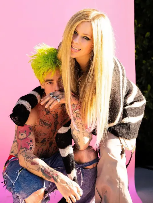 Avril mengenakan oversized sweater hitam garis putih dengan celana berpotongan lebar warna cokelat (Foto: Instagram @modsun)