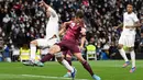 Pemain Real Madrid Casemiro (kiri) berebut bola dengan pemain Real Sociedad Robin Le Normand pada pertandingan sepak bola Liga Spanyol di Stadion Santiago Bernabeu, Madrid, Spanyol, 5 Maret 2022. Real Madrid menang 4-1. (PIERRE-PHILIPPE MARCOU/AFP)