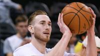 Forward All-Star, Gordon Hayward, resmi menjadi pemain baru Boston Celtics, Kamis (14/7/2017). (Bola.com/Twitter/zesty_celtics)