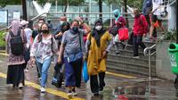 Pekerja tengah melintas di kawasan Kendal, Jakarta, Jumat (9/12/2022). Pemerintah Provinsi DKI Jakarta resmi menaikkan upah minimum provinsi (UMP) 2023 sebesar 5,6 persen atau menjadi Rp 4,9 juta. (Liputan6.com/Angga Yuniar)