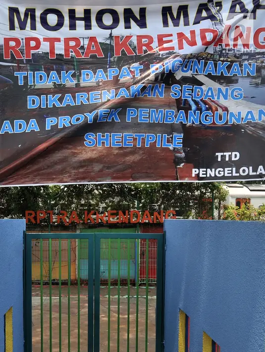 Spanduk pengumuman penutupan sementara Ruang Publik Terpadu Ramah Anak (RPTRA) Krendang, Tambora, Jakarta, Kamis (25/10). RPTRA Krendang terpaksa ditutup sementara akibat proyek pemasangan dinding turap Kali Duri. (Merdeka.com/Iqbal Nugroho)