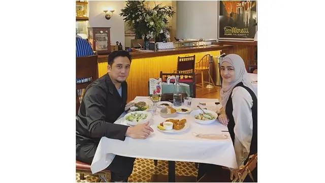 24 Tahun Berkeluarga, Ini 6 Potret Harmonis Tengku Firmansyah dan Cindy Fatikasari