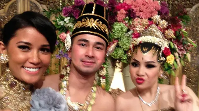 Selfie Heboh Artis di Resepsi Raffi Ahmad-Nagita Slavi
