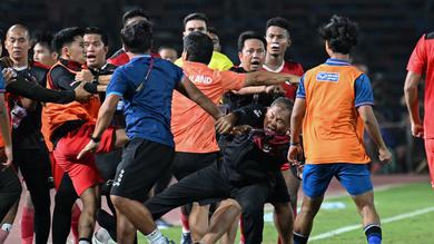 <p>Perkelahian terjadi di sela-sela pertandingan final sepak bola putra antara Timnas Indonesia U-22 dan Thailand&nbsp;pada SEA Games 2023 di&nbsp;Phnom Penh, Kamboja, Selasa, 16 Mei 2023. (foto: MOHD RASFAN / AFP)</p>