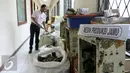 Mesin produksi jamu diamankan petugas Direktorat Tindak Pidana Narkoba Mabes Polri, Jakarta, Senin (7/3/2016). Dir narkoba mabes polri membongkar praktik pembuatan jamu dan obat antibiotik ilegal di daerah Cilacap, Jawa Tengah. (Liputan6.com/Yoppy Renato)