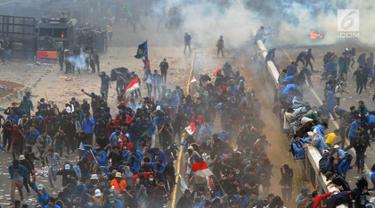 Polisi Tembakkan Gas Air Mata Bubarkan Demo Mahasiswa di Depan DPR