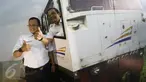 Penyanyi Didi Kempot bersama Direktur Utama PT KAI Edi Sukmoro foto bersama di Stasiun Gambir, Jakarta, Kamis (9/3). Didi Kempot bertugas membantu menyosialisasikan produk, layanan, dan kebijakan PT KAI kepada masyarakat. (Liputan6.com/Immanuel Antonius)