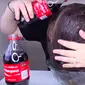 Seorang video blogger Ellko mencuci rambut dengan minuman bersoda.