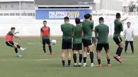 Timnas Indonesia U-22 saat latihan di Stadion Rizal Memorial, Senin pagi (25/11/2019). (Bola.com/M. Iqbal Ichsan)