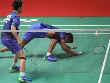 Ganda campuran Indonesia, Tontowi Ahmad/Liliyana Natsir saat gagal mengembalikan bola pasangan China, Zheng Siwei/Huang Yaqiong pada final Indonesia Masters 2018, Jakarta, Minggu (28/1). Owi/Butet kalah 21-14 dan 21-11. (Lipuatan6.com/Angga Yuniar)