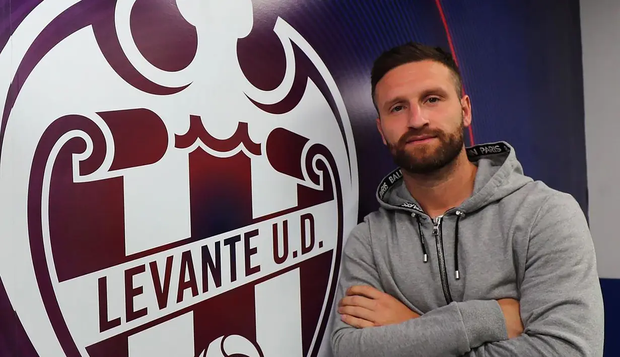 Shkodran Mustafi. Bek tengah asal Jerman ini didatangkan Arsenal dari Valencia pada awal 2016/2017. Setelah 4,5 musim memperkuat The Gunners dan tampil dalam 151 laga dengan torehan 9 gol dan 5 assist, tengah musim 2020/2021 ia hijrah ke Schalke dan awal 2021/2022 ke Levante. (levante-emv.com)