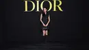 Jisoo BLACKPINK tampil garang mengenakan SS24 black wool suit dress, tas dan sepatu serba Dior. [Dior]