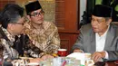 Sekjen PDIP Hasto Kristiyanto (kiri) berbicang dengan Ketua Umum PBNU Said Aqil Siradj (kanan) di Gedung PBNU, Jakarta, (8/1). Kedatangan Sekjen PDIP untuk mengundang Said Aqil Siradj ke Rakernas PDIP. (Liputan6.com/Helmi Afandi)