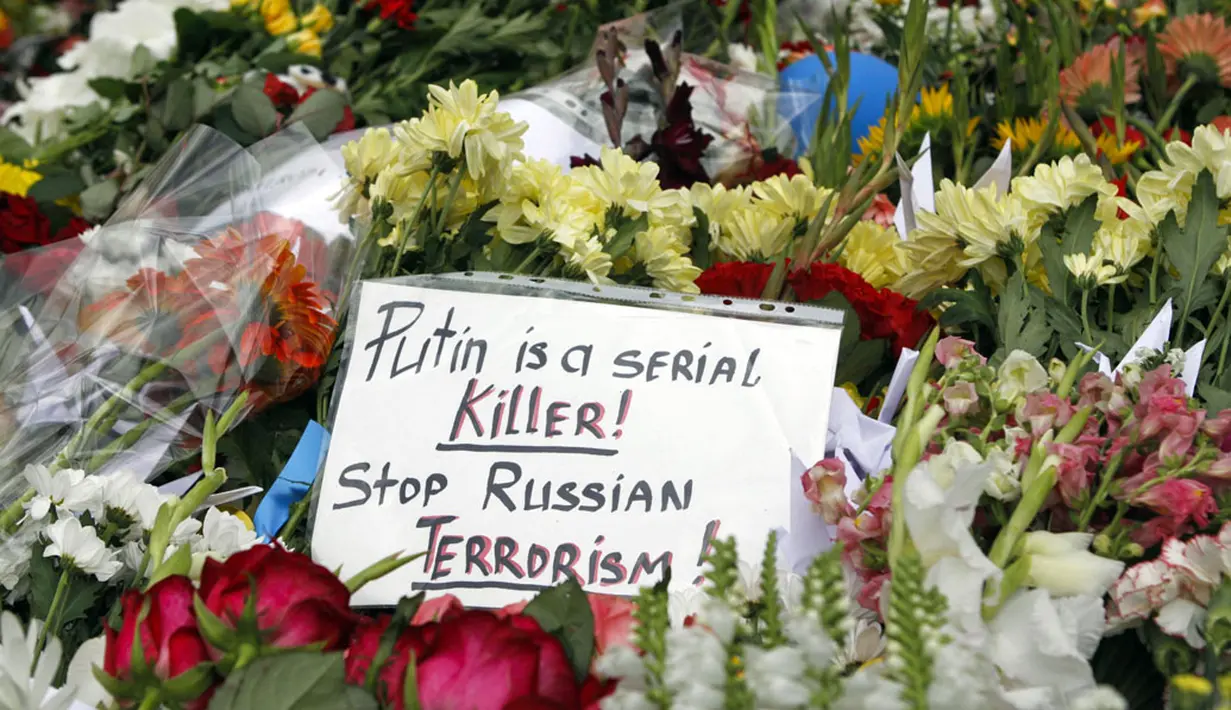 Untaian bunga dan pesan diletakkan di luar kedutaan Belanda di Kiev, (19/7/2014). (REUTERS/Valentyn Ogirenko)