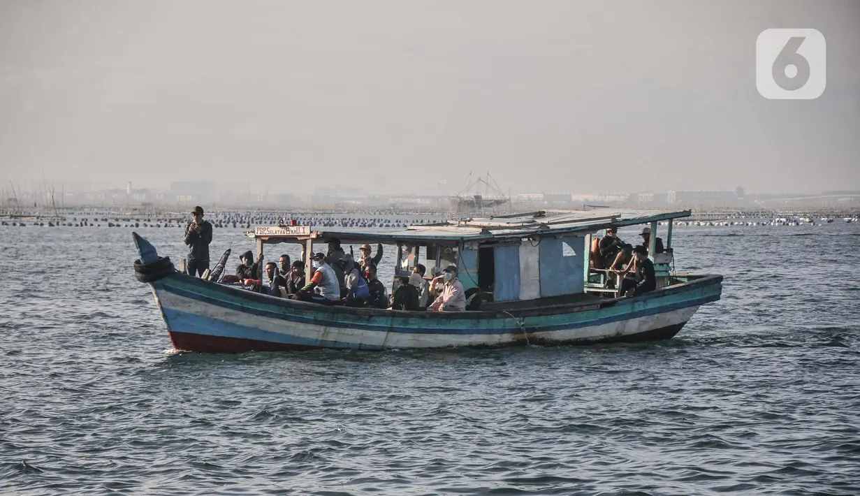 Wisatawan menggunakan kapal saat berkunjung ke Kepulauan Seribu, Jakarta, Minggu (27/2/2022). Destinasi Kepulauan Seribu masih menjadi tujuan wisata favorit warga Ibu Kota dalam mengisi liburan. (merdeka.com/Iqbal S. Nugroho)