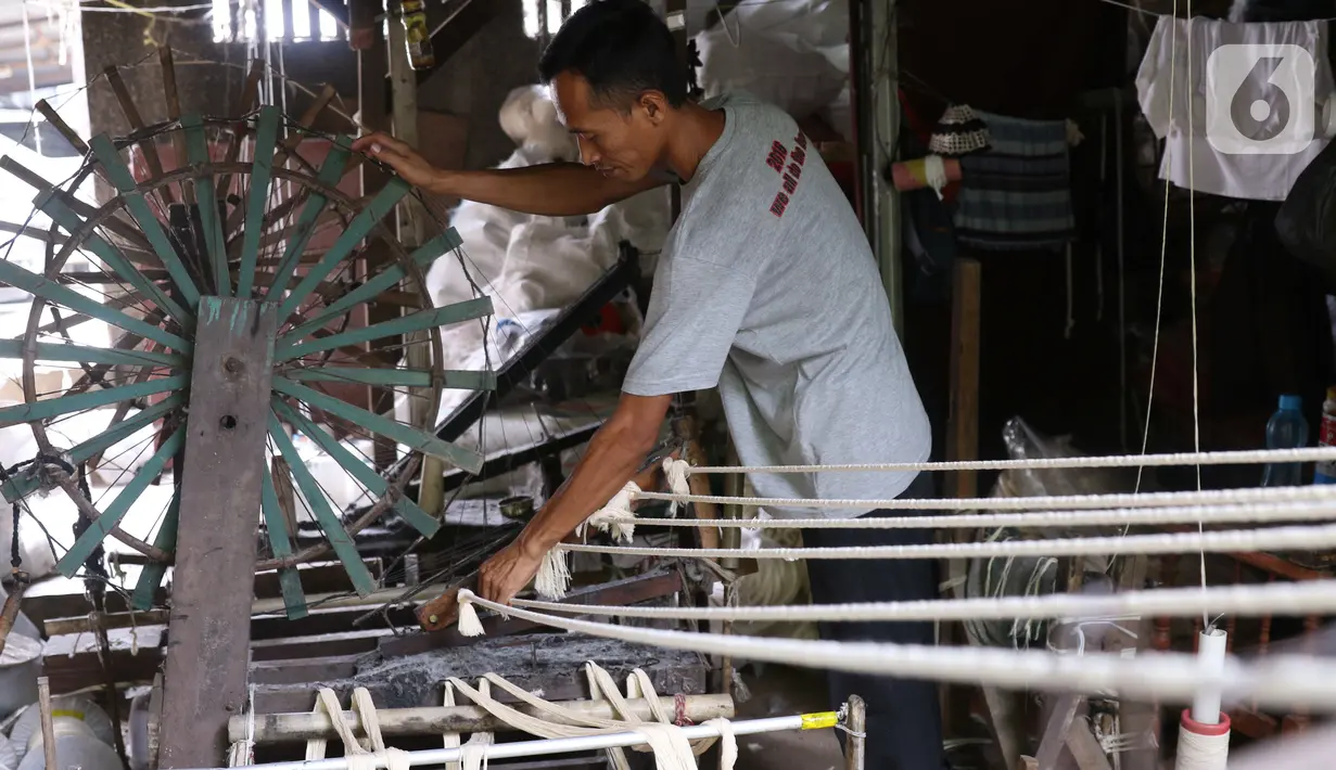 Pekerja memintal benang tali di Pabrik Pemintal Benang Tradisional di Kebayoran Lama, Jakarta, Jumat (11/2/2022). Bank Indonesia (BI) melaporkan penyaluran kredit ke sektor UMKM tumbuh 12,3 persen secara tahunan (year on year) menjadi Rp1.147,3 triliun di sepanjang 2021. (Liputan6.com/Angga Yuniar)