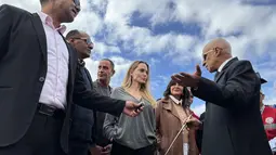 Kunjungan Angelina Jolie terjadi ketika Israel mengatakan akan menangguhkan operasi puluhan kelompok bantuan yang bekerja di Jalur Gaza. Tampak dalam foto, aktris Amerika Serikat (AS), Angelina Jolie (ketiga kanan) berbicara dengan seorang pejabat di perbatasan Rafah Mesir, pada Jumat 2 Januari 2026. (Foto oleh AFP)