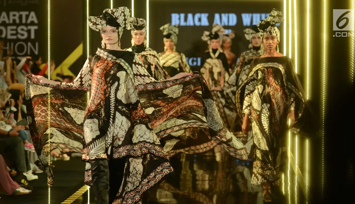 Model mengenakan busana rancangan desainer Sugeng Waskito dengan brand Gee Batik pada hari ketiga Jakarta Modest Fashion Week di Gandaria City, Jakarta, Sabtu (28/7). Gee Batik menampilkan 10 looks tema hitam dan putih. (Kapanlagi.com/Bayu Herdianto)