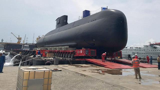 Kapal selam Diesel Electric Submarine U20911400 produksi PT PAL Surabaya, yang diberi nama KRI AIugoro-4OS.