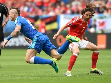 Pemain Wales, Joe Allen, membuat 88% umpan berhasil dan dua peluang ke gawang Slovakia. Tak heran bila dia terpilih menjadi Man of The Match pertandingan itu. (AFP/Nicolas Tucat) 
