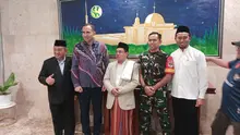 Pelatih asal Uzbekistan, Timur Kapadze berfoto dengan para pengurus Masjid Istiqlal, Jakarta di ruang VIP masjid tersebut, Jumat (21/11/2025). (Bola.com/Hery Kurniawan)