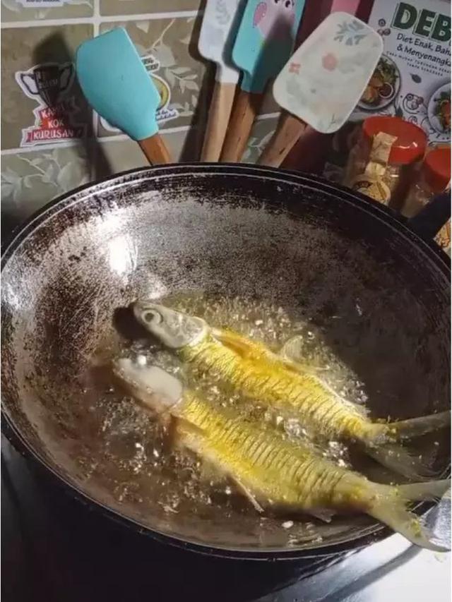 Menggoreng Ikan