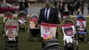 Para anggota keluarga dan kelompok-kelompok Yahudi berusaha untuk terus menyoroti penderitaan para sandera. (AP Photo/Themba Hadebe)