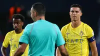 Ekspresi kecewa pemain Al-Nassr, Cristiano Ronaldo (kanan) saat timnya ditahan imbang 2-2 oleh Abha pada laga lanjutan Liga Arab Saudi yang berlangsung di King Saud University Stadium, Riyadh, Arab Saudi, Jumat (06/10/2023) malam WIB. Al-Nassr kini menempati peringkat tiga klasemen dengan raihan 19 poin. (AFP/Fayez Nureldine)