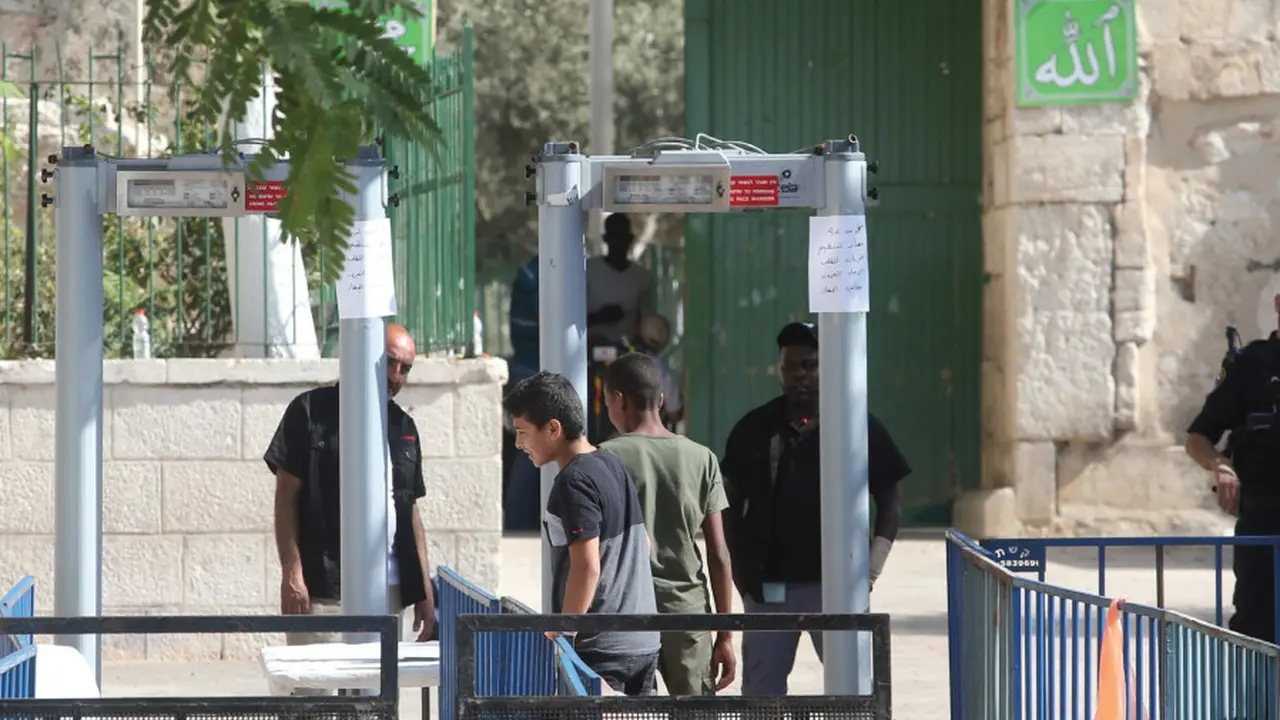 Metal detector di situs suci Yerusalem. (Jerusalem Post)