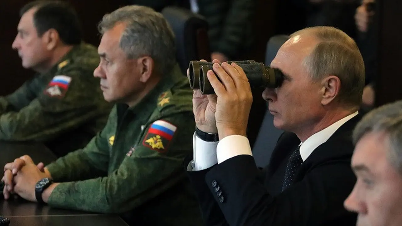 Presiden Rusia Vladimir Putin saat menyaksikan latihan tempur Zapad pada Senin 18 September 2017