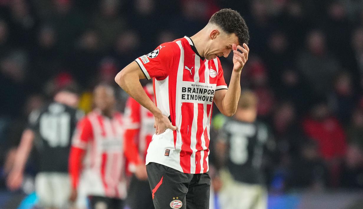 Pemain PSV Eindhoven, Ivan Perisic, tampak kecewa setelah ditaklukkan Arsenal dengan skor telak 7-1 dalam laga leg pertama 16 besar Liga Champions 2024/2025 yang digelar di Philips Stadion, Rabu (5/3/2025) dini hari WIB. (AP Photo/Peter Dejong)