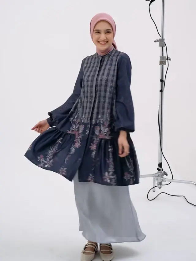 Inspirasi Baju Tunik Lebaran Simple dari Artis Tanah Air