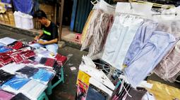 Pedagang menata masker berbahan kain di Pasar Pagi, Jakarta, Senin (6/4/2020). Meningkatnya permintaan akan masker kain ini juga dimanfaatkan oleh penjahit pakaian yang beralih untuk memproduksi dan menjual masker kain. (Liputan6.com/Fery Pradolo)