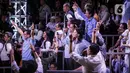 Pendukung pasangan calon presiden-calon wakil presiden pada Pemilu 2024 saat menyaksikan debat perdana Pilpres 2024 di halaman Gedung Komisi Pemilihan Umum (KPU), Selasa (12/12/2023). (Liputan6.com/Faizal Fanani)