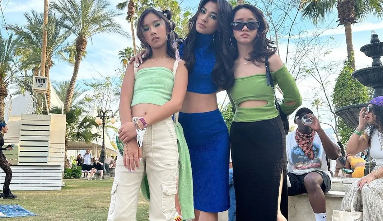Bersama kedua putrinya, ia tampak kompak mengenakan crop top yang super stylish. [Foto: Adinda Bakrie/ Instagram]