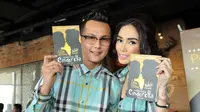 Pasangan Andhika Pratama dan Ussy Sulistyawati memperlihatkan buku biografi mereka berjudul "Bukan Cinta Cinderella" saat acara perilisan di Lippo Mall Kemang, Jakarta, Jumat (22/5). (Liputan6.com/Panji Diksana) 