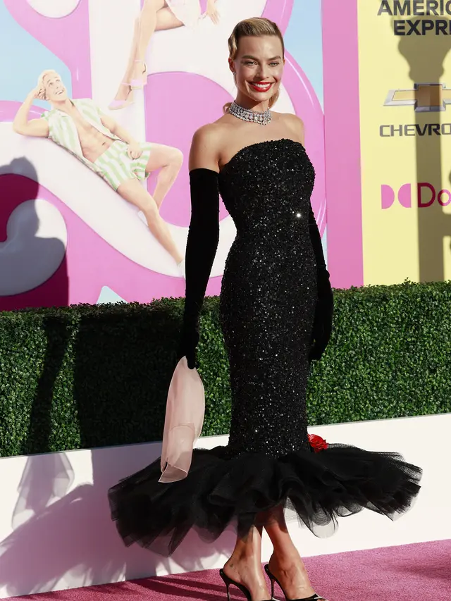 7 Potret Margot Robbie Bergaya ala Barbie, Bisa Disontek untuk Tampilan Lebih Feminin