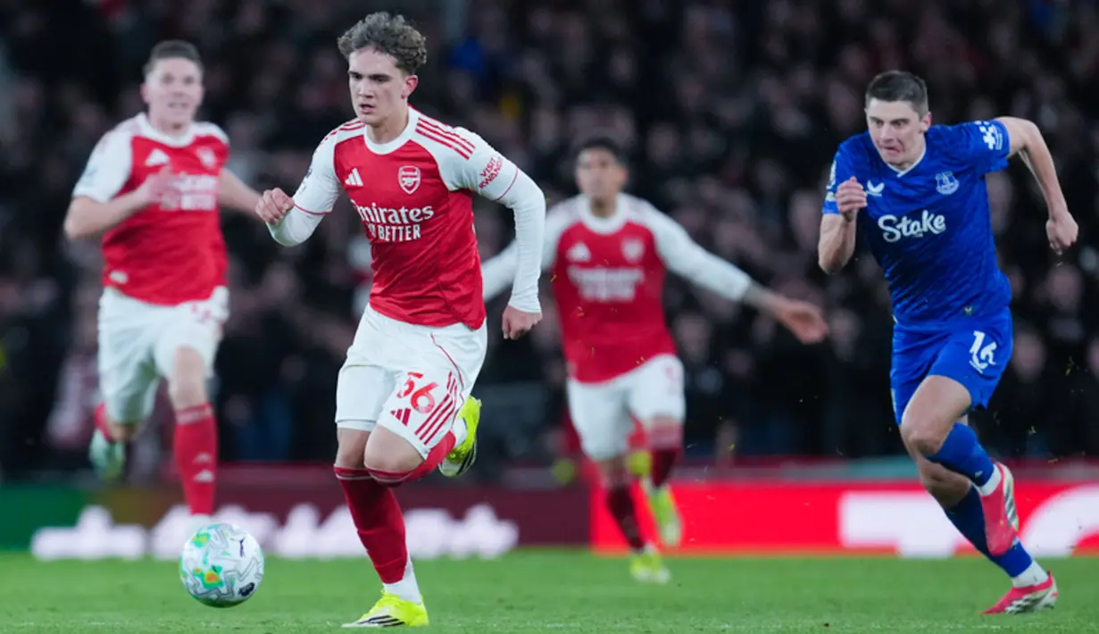 Remaja berusia 16 tahun tersebut tampil sebagai sosok penentu meski baru dimainkan pada paruh kedua pertandingan. Ia bahkan mengunci kemenangan Arsenal sekaligus menorehkan rekor baru dalam sejarah kompetisi. (AP Photo/Kin Cheung)