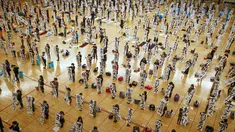 Siswa memperlihatkan tulisan mereka saat mengikuti kontes kaligrafi dalam merayakan tahun baru di Tokyo, Jepang, Selasa (5/1/2016). Lebih dari 3000 peserta menuliskan resolusi tahun baru di atas sebuah kanvas. (REUTERS / Thomas Peter)