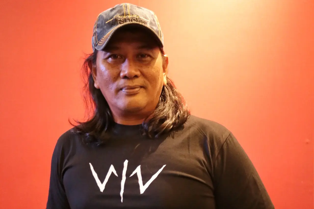 Pemeran Wiro Sableng tahun 1990-an, Herning Sukendro atau lebih dikenal dengan Ken Ken. Saat hadir dalam syukuran jelang dimulainya syuting film Wiro Sableng 212, Ken Ken menjelaskan wasiat dari penulis buku cerita Wiro Sableng. (Adrian Putra/Bintang.com)