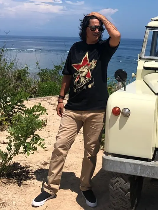 Namun, Bucek Depp mulai serius menekuni karirnya di dunia entertainment tahun 1990-an. Ia sudah terlibat di puluhan judul layar lebar sejak tahun 1991 hingga 2020. Sedangkan di layar kaca, ia terlibat sejak tahun 1993 hingga sekarang. Terbaru di sinetron Aura sebagai Don. Namanya juga dua kali  masuk nominasi FFB 2005 kategori Pemeran Utama Pria Terpuji dan Terbaik lewat film Brownis. [Instagram/bucek]