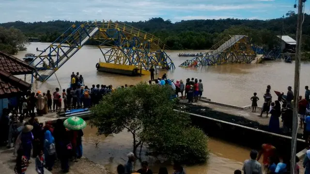 Jembatan apung di Kampung Laut, Cilacap, ambruk pada Desember 2016. (Foto: Liputan6.com/Kustoro/Muhamad Ridlo)