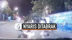 MENEGANGKAN, BOCAH LARI KE JALANAN NYARIS DITABRAK MOBIL