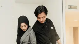 Sebagai pelengkap, lagu "Tak Satu Cerita" juga dilengkapi dengan video musik yang menarik. Dengan visual yang apik, video musik yang diperankan langsung oleh Njan dan Nabila itu mampu membawa pendengar lebih dalam merasakan emosi yang terkandung di dalam lirik lagu. (Liputan6.com/IG/@rizwanfadilah.a.s)