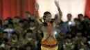 Seorang wanita tanpa busana saat mengikuti parade Kecantikan Adat Internasional dalam Olimpiade bagi masyarakat adat dunia di, Palmas, Brasil, Sabtu (24/10/2015).  Sekitar 48 etnik dari berbagai dunia ikut dalam kejuaraan ini. (REUTERS/Ueslei Marcelino)
